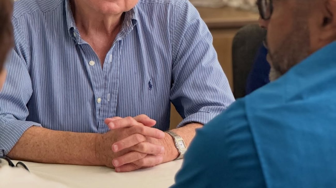 Sosúa, Puerto Plata. – El asesor turístico de Sosúa, Michel Brukier, participó en una reunión ju (2)